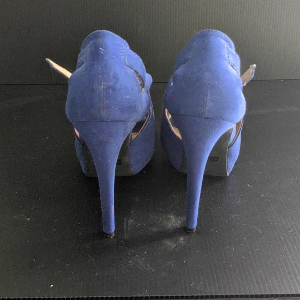 Shoes - Picture 3 of 4